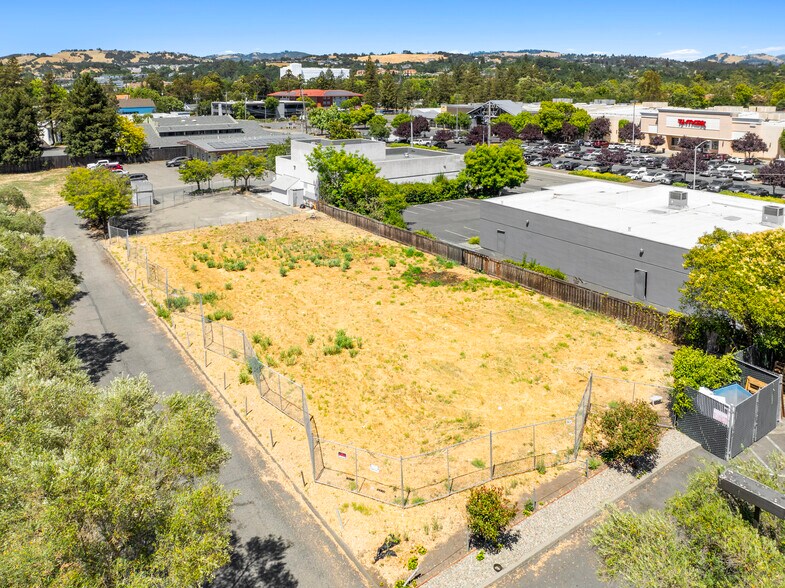 2265 Cleveland Ave, Santa Rosa, CA à vendre - Photo du bâtiment - Image 3 de 12