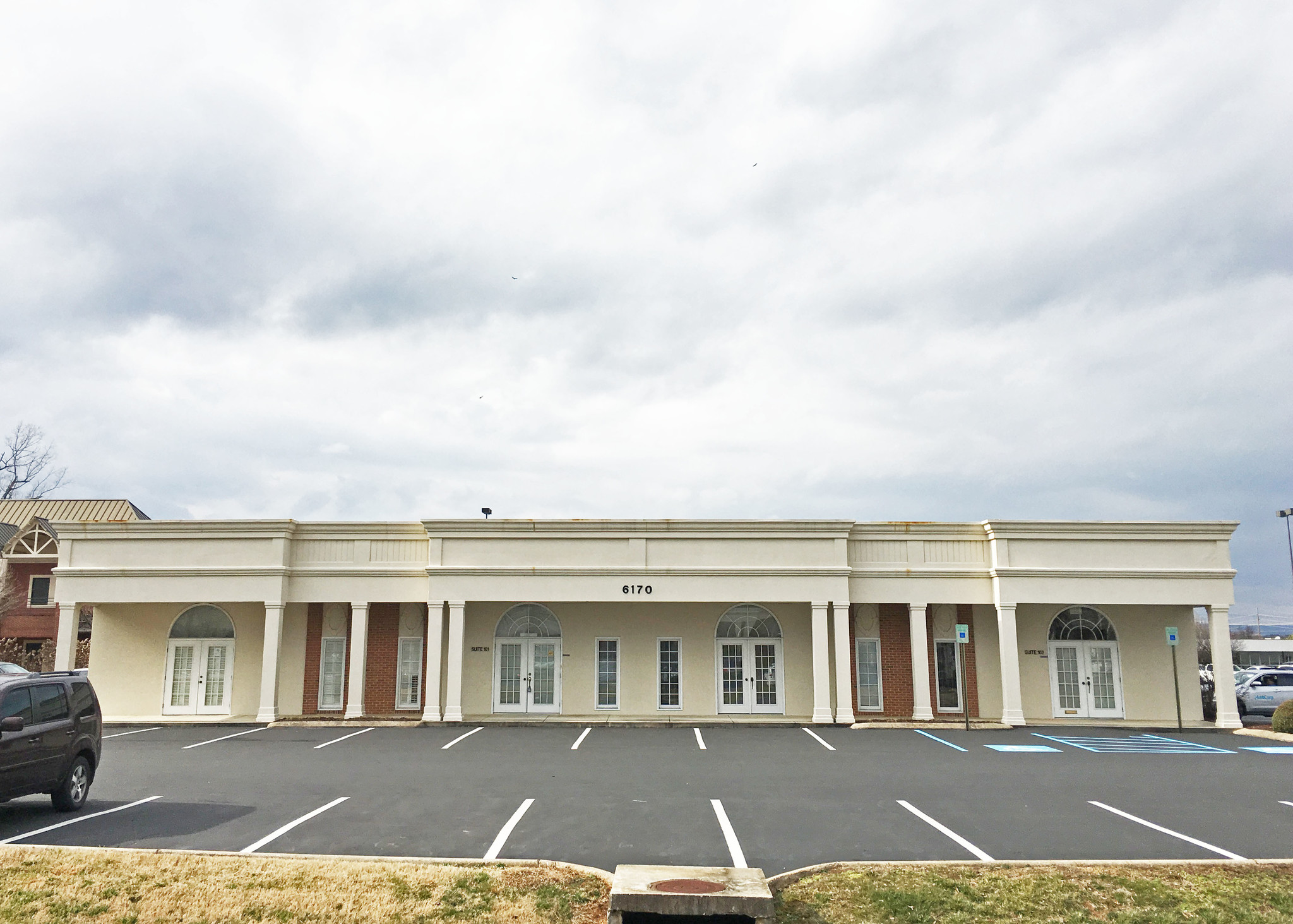 6170 Shallowford Rd, Chattanooga, TN for lease Building Photo- Image 1 of 2