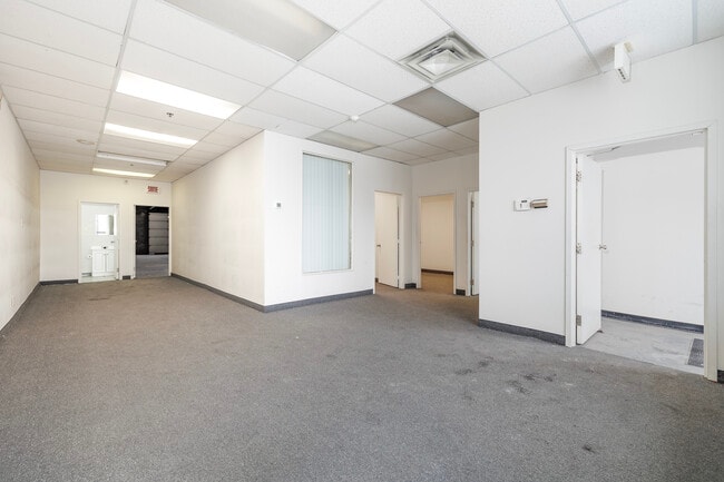 Plus de détails pour 90A-90F Boul Brunswick, Dollard-des-Ormeaux, QC - Industriel à louer