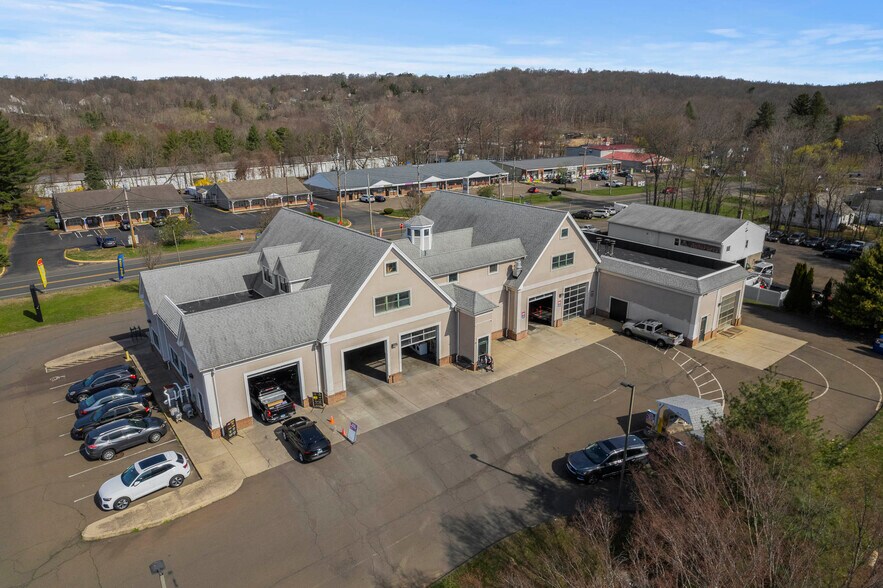 2381 Foxon Rd, North Branford, CT à vendre - Photo du bâtiment - Image 3 de 6