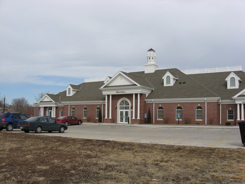 3401 Plantation Dr, Lincoln, NE for lease - Building Photo - Image 2 of 3