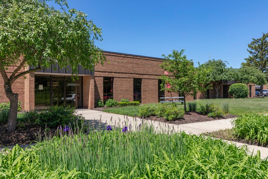 1500-1595 Eisenhower Pl, Ann Arbor, MI à louer - Photo du bâtiment - Image 2 de 7