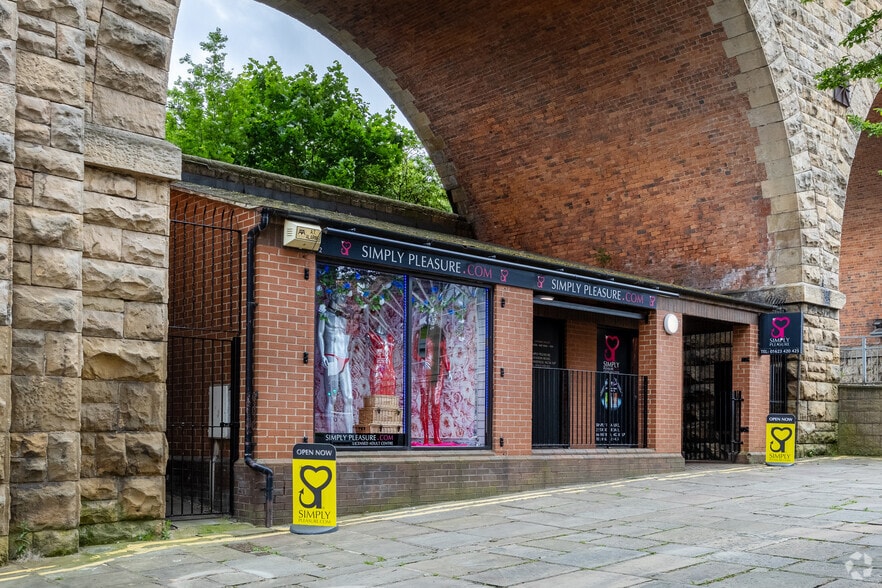 Queen St, Mansfield for lease - Primary Photo - Image 1 of 2