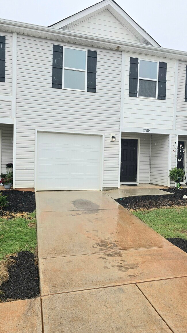 Plus de détails pour 1941 Tranquility Cir, Newton, NC - Multi-résidentiel à vendre