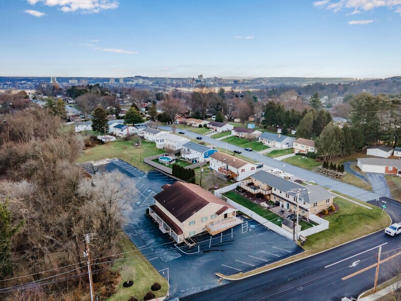 104 Erford Rd, Camp Hill, PA à vendre - Photo principale - Image 1 de 27