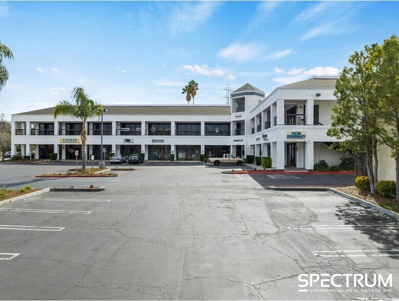 23206 Lyons Ave, Santa Clarita, CA à louer - Photo du bâtiment - Image 2 de 17