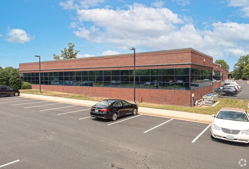 14150 Parkeast Cir, Chantilly, VA à louer - Photo du bâtiment - Image 3 de 6