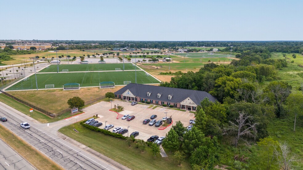 3030 University Dr E, College Station, TX à louer - Photo du bâtiment - Image 2 de 37