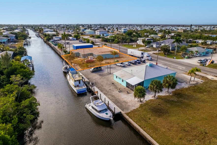 3324 Stringfellow Rd, Saint James City, FL à vendre - Photo du bâtiment - Image 2 de 3