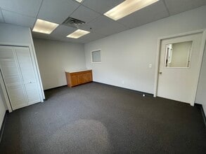 1020 Cedar Ave, St Charles, IL for lease Interior Photo- Image 2 of 3