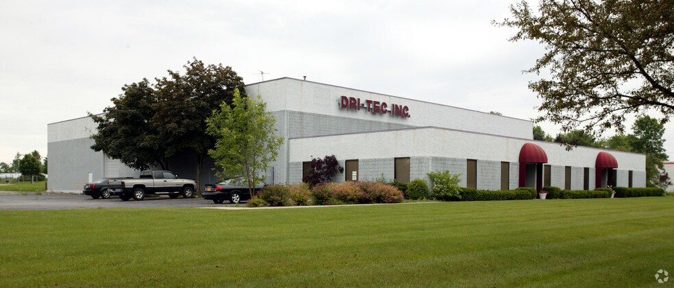 8111 W Bradley Rd, Milwaukee, WI à vendre - Photo du bâtiment - Image 2 de 7