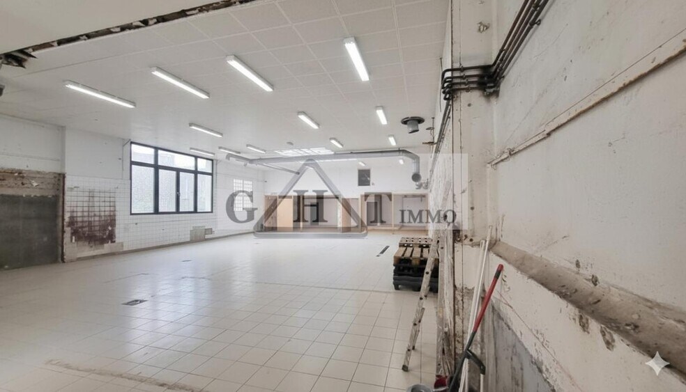 Industrial in Saint-Maur-des-Fossés for sale - Interior Photo - Image 1 of 2