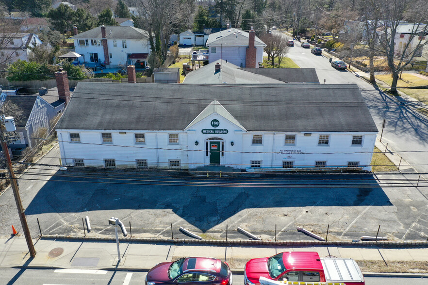 150 Forest Ave, Glen Cove, NY à vendre - Photo du bâtiment - Image 1 de 1