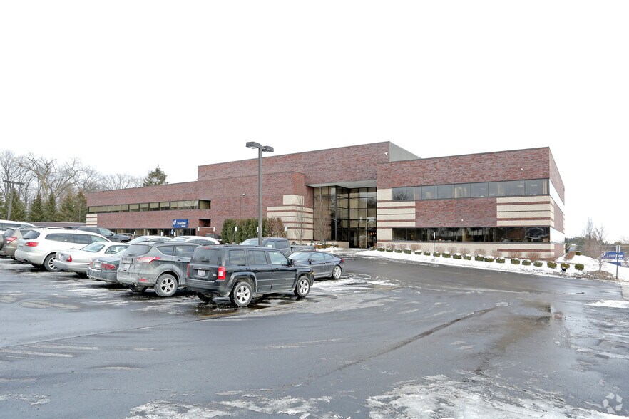 31000 Northwestern Hwy, Farmington Hills, MI à louer - Photo du bâtiment - Image 2 de 10