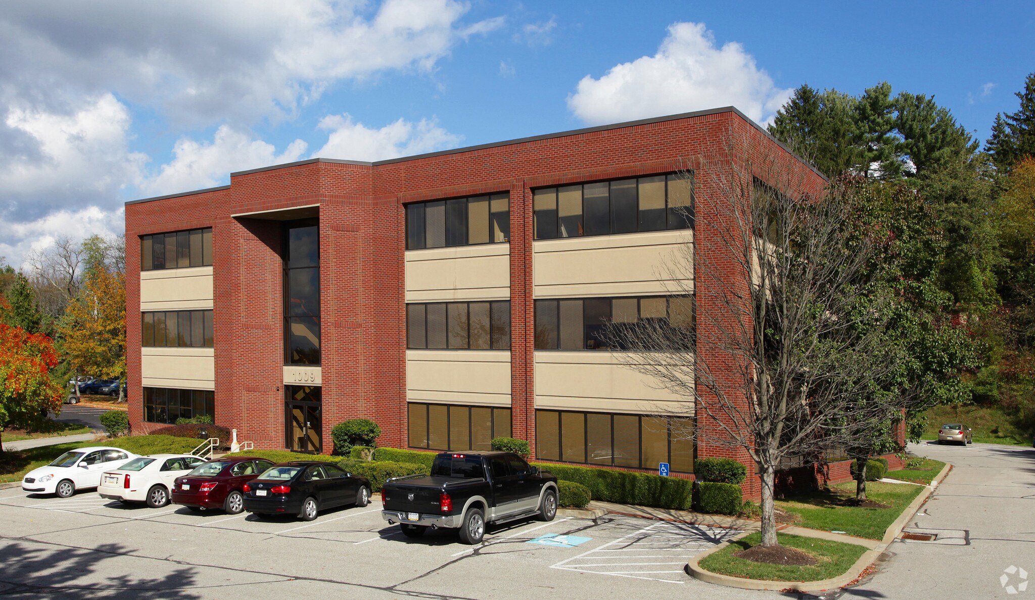 1009 Beaver Grade Rd, Coraopolis, PA for lease Primary Photo- Image 1 of 12