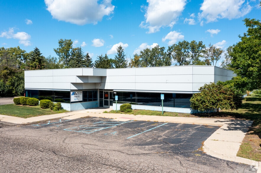 24245 Karim Blvd, Novi, MI for sale - Primary Photo - Image 1 of 5