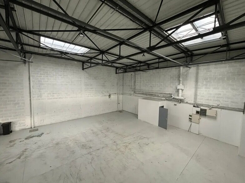 Flex in Saint-Priest for lease - Building Photo - Image 2 of 11