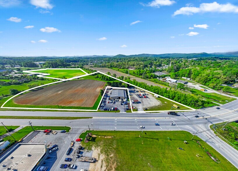 000 Upward Rd, Flat Rock, NC à vendre - Photo du bâtiment - Image 3 de 16