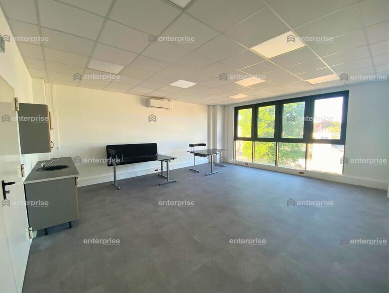 Office in Le Plessis Belleville for lease - Interior Photo - Image 2 of 4