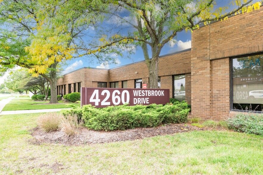 4260 Westbrook Dr, Aurora, IL for lease - Building Photo - Image 3 of 24