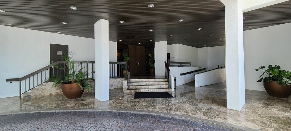 151 SE 15th Rd, Miami, FL à vendre - Photo du bâtiment - Image 2 de 33