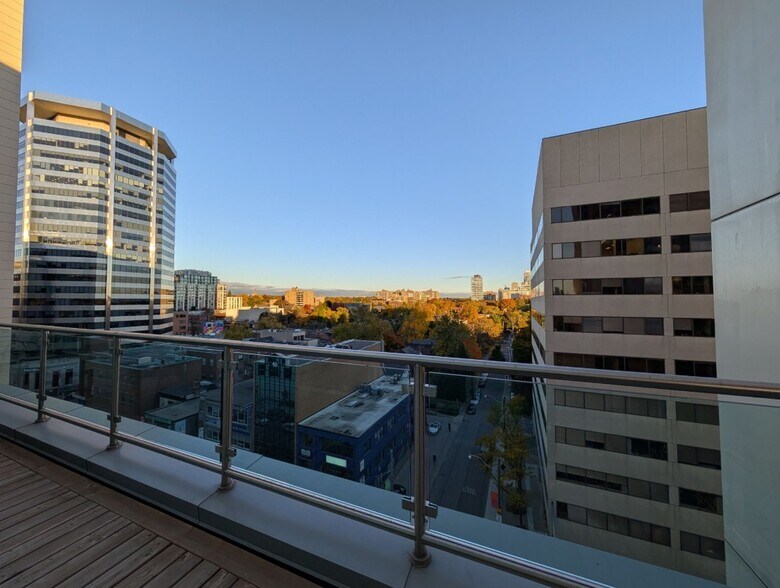 65 St Clair Ave E, Toronto, ON à louer - Photo du bâtiment - Image 2 de 6