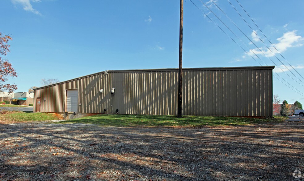 120 Landmark Dr, Greensboro, NC à vendre - Photo du bâtiment - Image 2 de 12