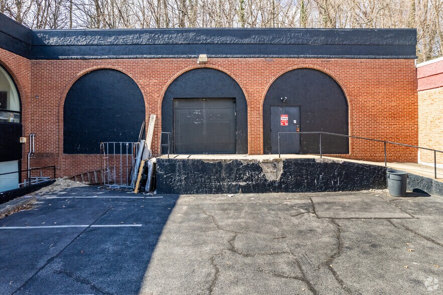 1 Brewster St, Glen Cove, NY à louer - Photo du bâtiment - Image 2 de 13