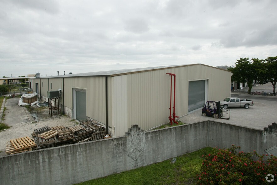 13041 NW 43rd Ave, Opa Locka, FL à vendre - Photo du bâtiment - Image 3 de 4