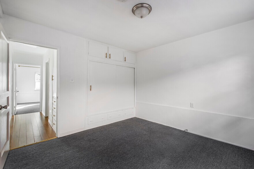 1933 Hillhurst Ave, Los Angeles, CA à louer - Photo du bâtiment - Image 3 de 24