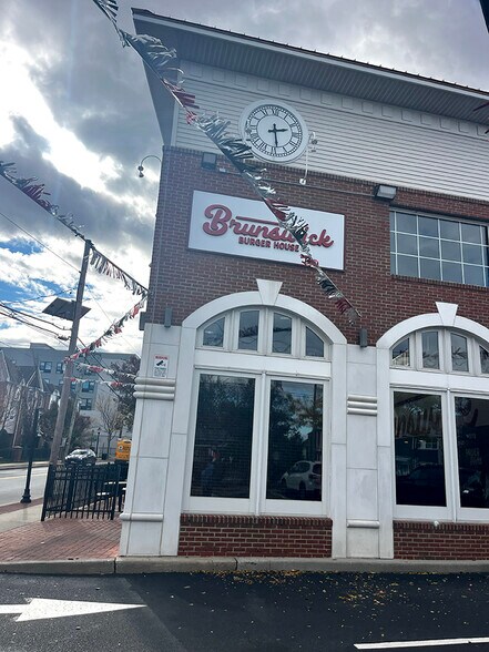 215 Roosevelt Ave, Carteret, NJ à louer - Photo du bâtiment - Image 2 de 11