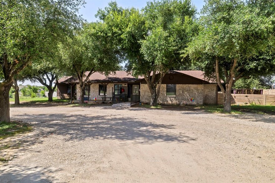 1512 N Avenue C, Elgin, TX for sale - Building Photo - Image 1 of 33