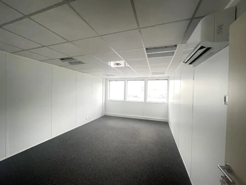 Office in Courbevoie for lease - Building Photo - Image 3 of 16