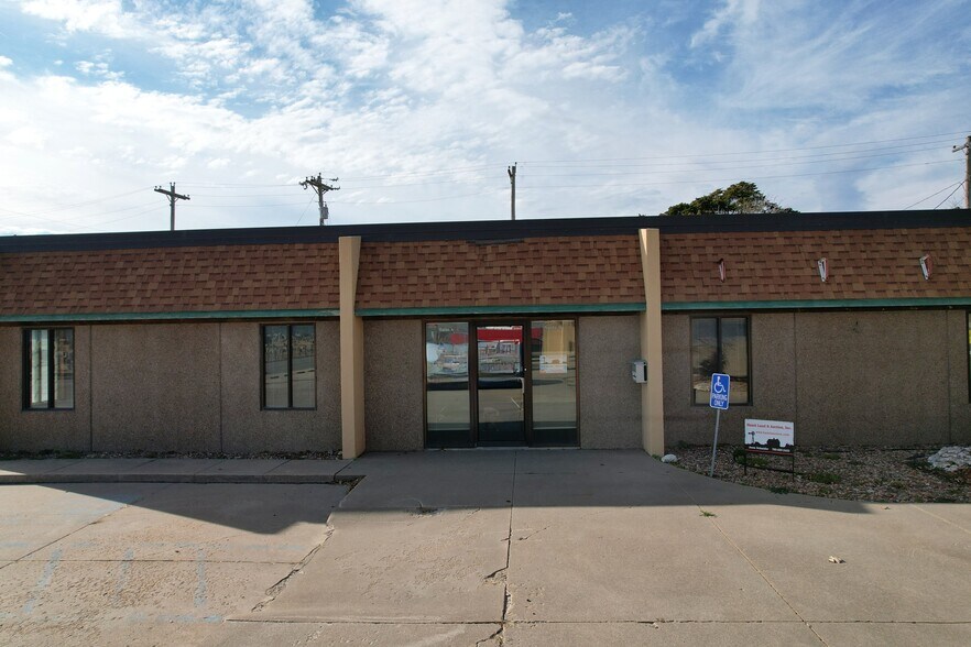 103-105 103-105 E 27th St, Hays, KS à vendre - Photo du bâtiment - Image 3 de 59