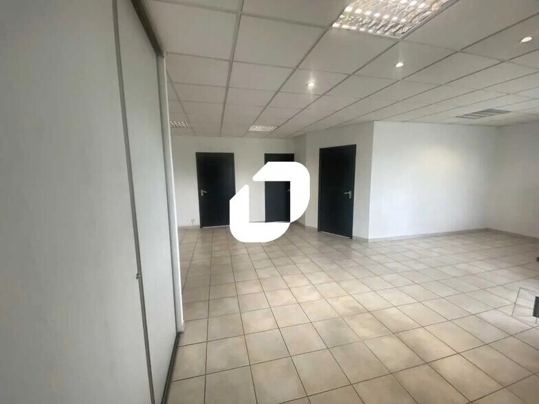 Office in Le Haillan for lease - Interior Photo - Image 3 of 7