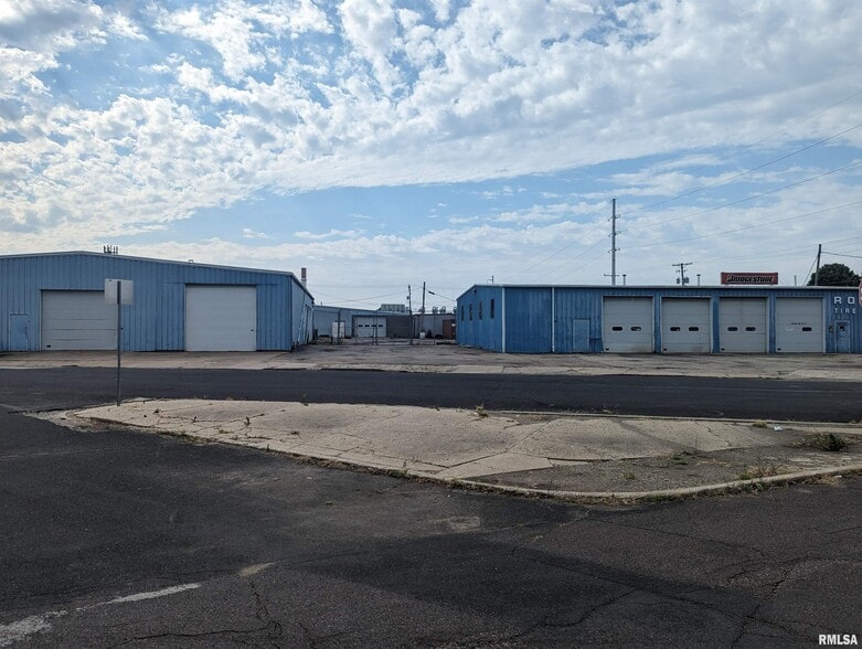208 SW Center St, Peoria, IL for lease - Building Photo - Image 1 of 7