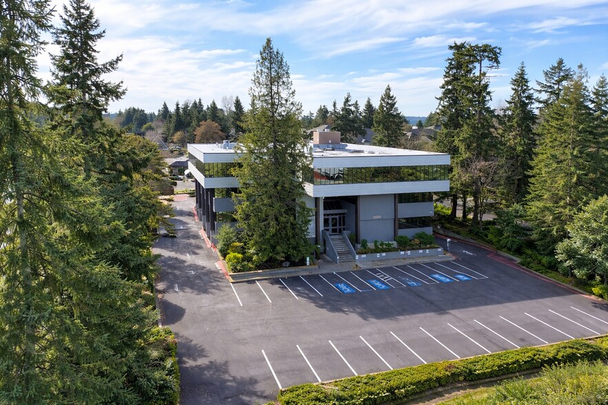 12301 NE 10th Pl, Bellevue, WA à vendre - Photo du bâtiment - Image 2 de 8