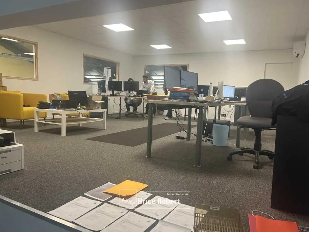 Bureau dans Vaulx-en-Velin à louer Photo du bâtiment- Image 1 de 2