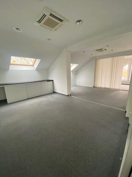 8 Allée Du Vignoble, Reims for lease - Interior Photo - Image 2 of 4