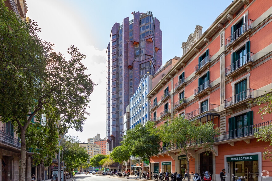 Office in Barcelona, Barcelona for lease - Building Photo - Image 3 of 3