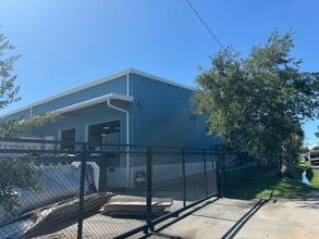 4006 W Crest Ave, Tampa, FL for lease Building Photo- Image 2 of 3