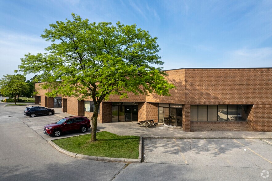 115 Drumlin Cir, Vaughan, ON à louer - Photo du bâtiment - Image 2 de 3