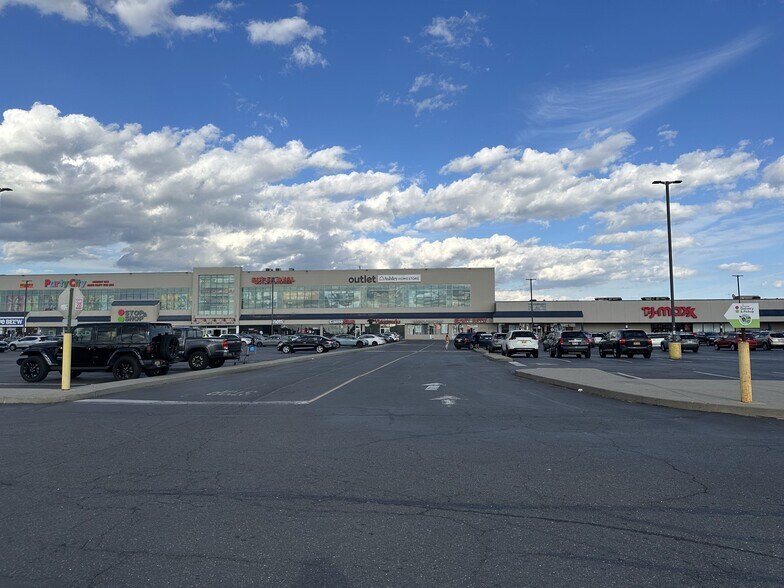 253-01 Rockaway Blvd, Rosedale, NY à louer - Photo du bâtiment - Image 3 de 9