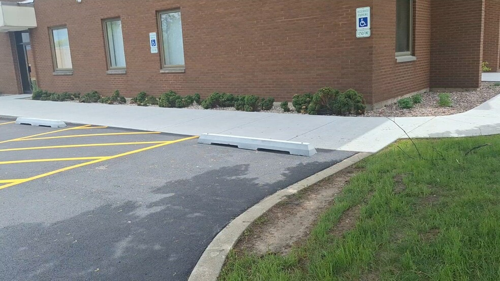 600 E Higgins Rd, Elk Grove Village, IL for lease - Commercial Listing Video - Image 2 of 15
