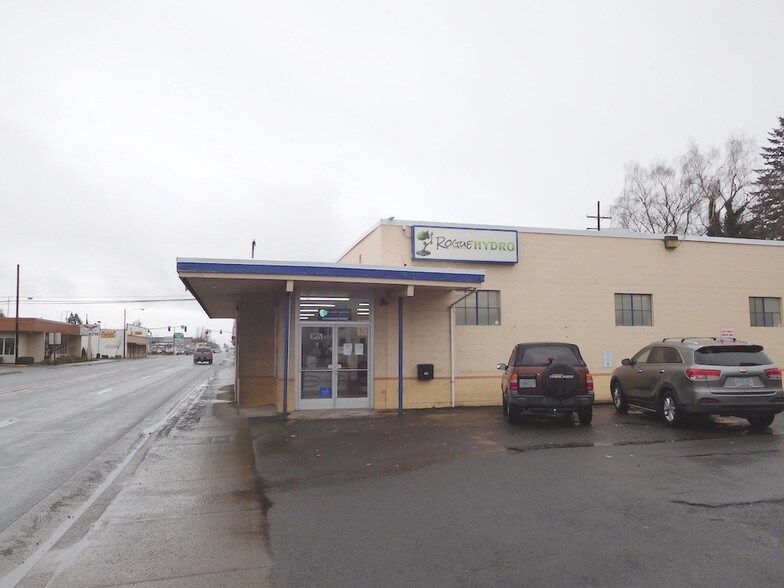 757 Ivy St, Junction City, OR à louer - Photo du bâtiment - Image 3 de 8