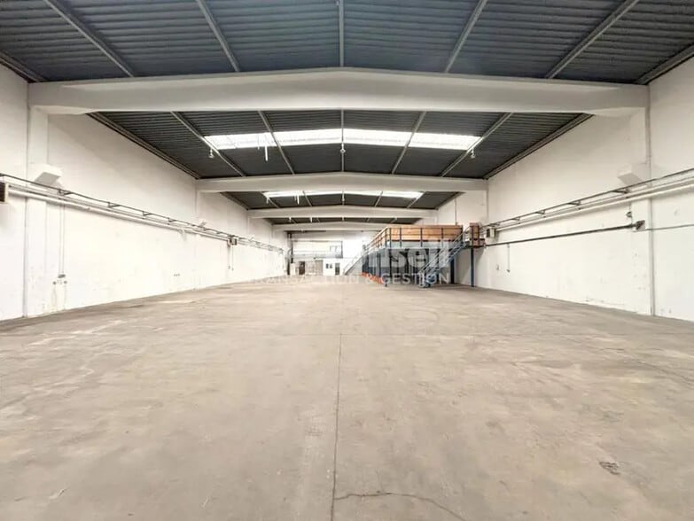 Industrial in SAINT-OUEN-L'AUMONE for lease - Interior Photo - Image 3 of 12