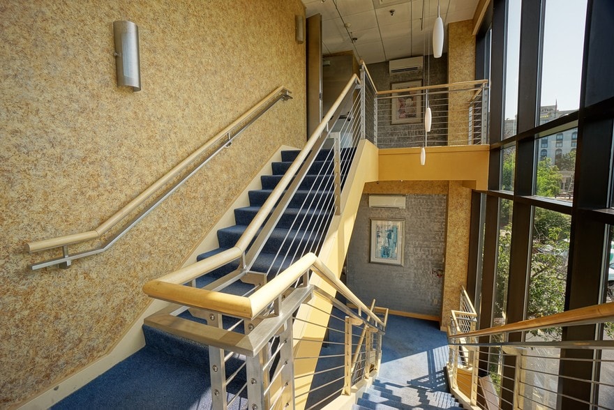 6 Trafalgar Sq, Nashua, NH for lease - Interior Photo - Image 3 of 49