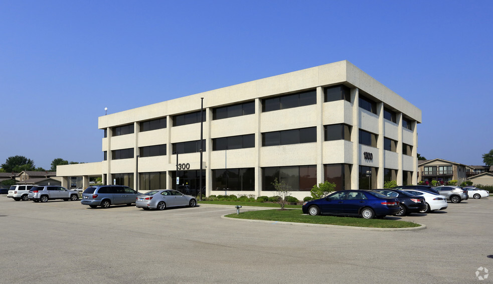 1300 Greenbrook Blvd, Hanover Park, IL for lease - Primary Photo - Image 2 of 17