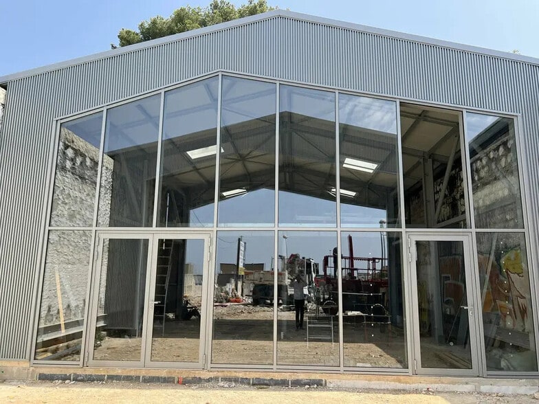 Retail in Vitrolles for lease - Building Photo - Image 3 of 5