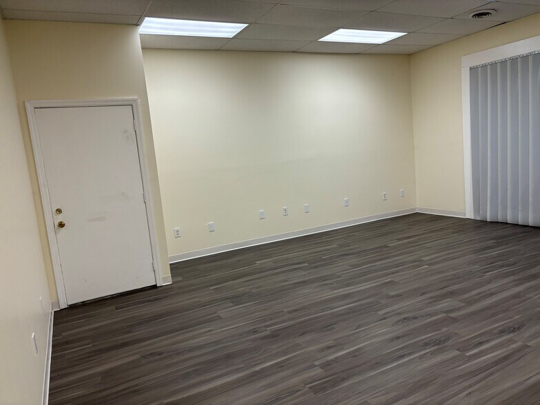 1255 Saint Louis Ave, Bay Shore, NY for lease - Building Photo - Image 2 of 13